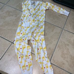 Hanna andersson size 90 (3) giraffes pjs
